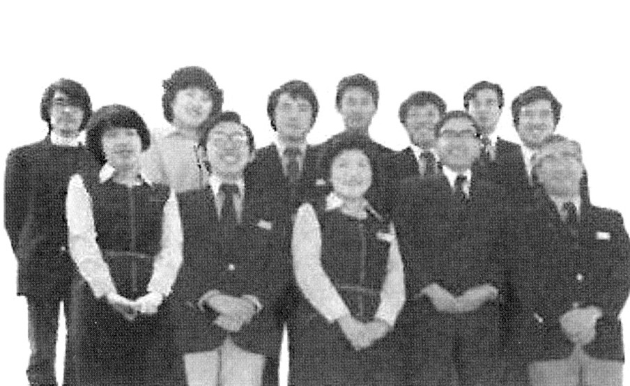 1975年、泉パークタウンサービスが株式会社として設立された。その後に撮影された社員たち。