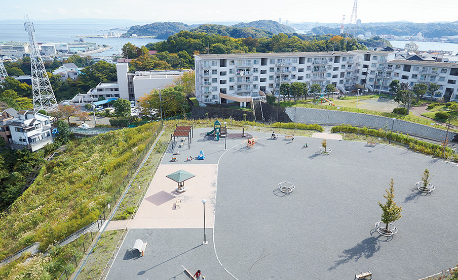 『ザ・パークハウス 追浜』南側の提供公園も交流の場だ。