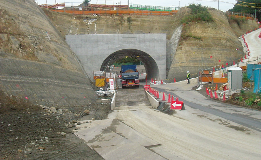 新設したトンネル工事風景。山之脇トンネルとして市に移管。