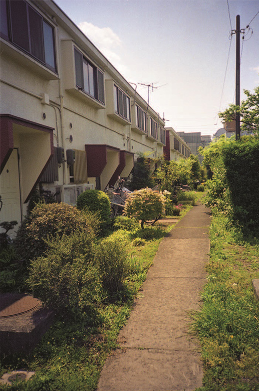 住宅棟の脇に通る歩道。