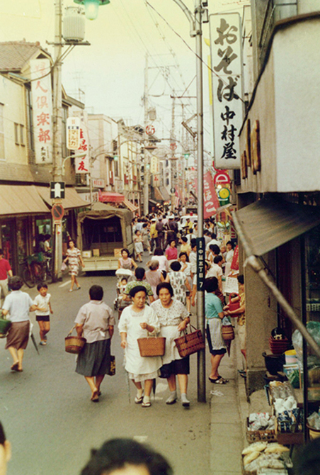 1974（昭和49）年９月の荏原町商店街風景。