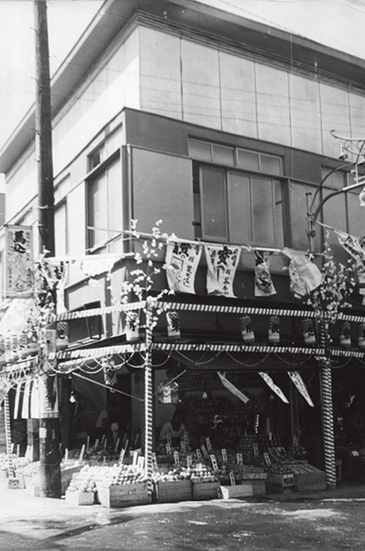 昭和30年代に建替えた仲見世の商店。