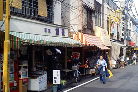 再開発前の仲見世の商店。仲見世の敷地内（約1,000㎡）に24棟の建家があった。