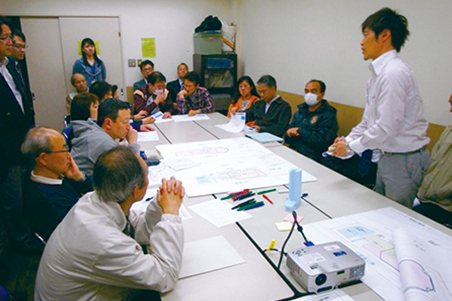 荏原町駅前地区防災街区整備事業組合の会議風景。ときには会場を移し、商店主の店や自宅でじっくりと話し合うこともあった。