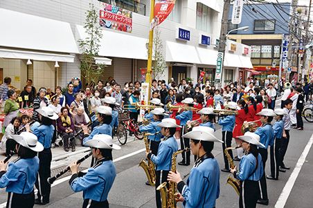 2016（平成28）年４月に行われた新仲見世グランドオープンの記念パレード。