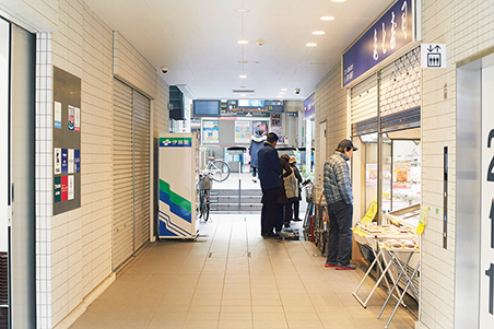 貫通道路。商店街から真っ直ぐ荏原町駅の改札に抜けることができる。通りに面して「亀七寿司」のテイクアウトコーナーも新設。