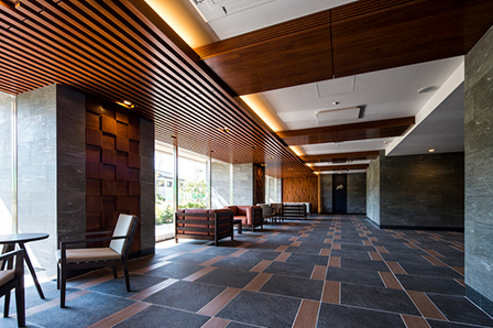 目で見て、手で触れられる。木を感じる共用スペース