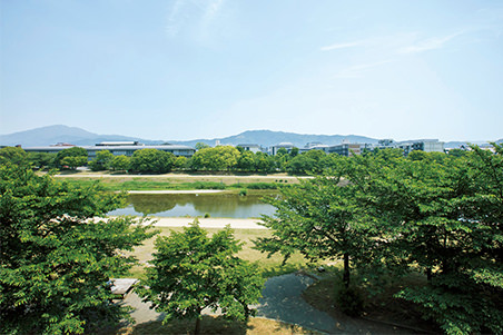 別館は、鴨川を挟んで東山連峰を眼前に望む贅沢な立地。