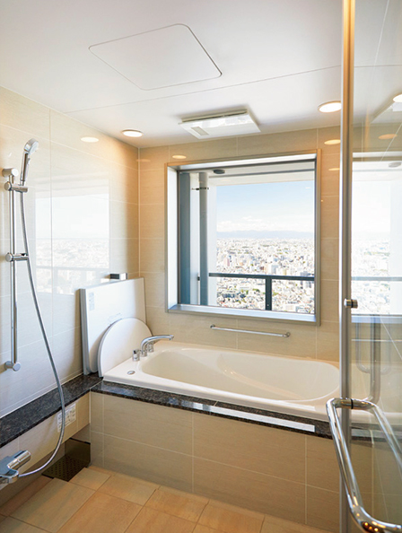 44階のゲストルーム「SPRING」（洋室）のバスルーム。都心の風景を眺めながら入浴できる。