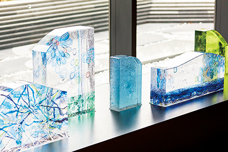 水を表現したガラスアートは照明としても機能している。