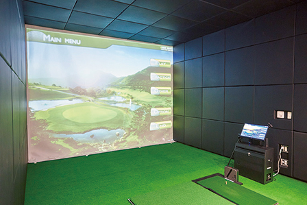 世界中のゴルフコースを選べる最新シミュレータを備えたゴルフレンジ。