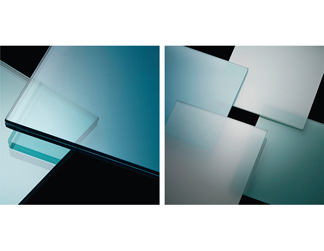 (左)22～24階のバルコニー手摺りに使用するカラーガラス。<br>
                    (右)3～21階のバルコニー手摺りに使用するカラーガラス。