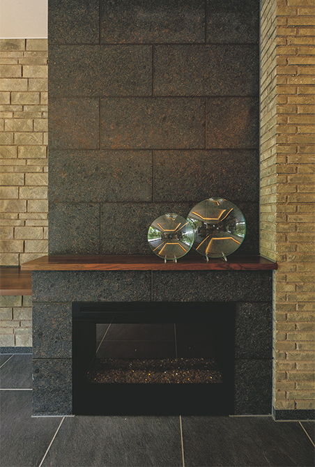 自然石のタイルが重厚感を際立たせる、エントランスホール・ラウンジの暖炉。