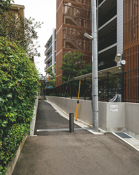 『ザ・パークハウス 鎌倉大船』の東側に位置する「まちづくり空地」。既存の道路と「芸術館通り」をつなぐ抜け道として利用されている。