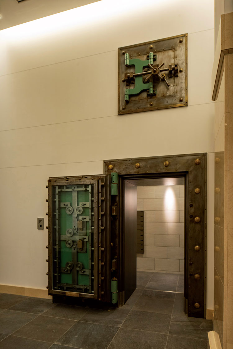 コンシェルジュカウンター横の旧三菱銀行神戸支店時代の金庫扉。メールコーナーに続く扉として採用している。