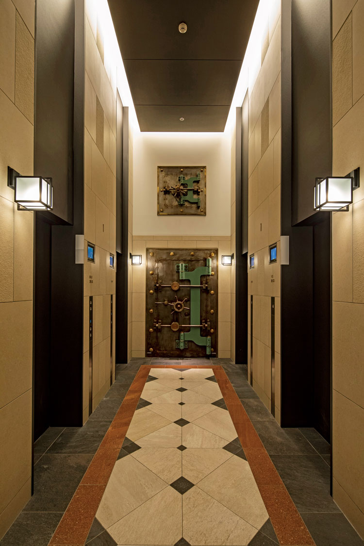 エレベーターホールの奥に配置された金庫扉。こちらも旧三菱銀行神戸支店時代のもの。