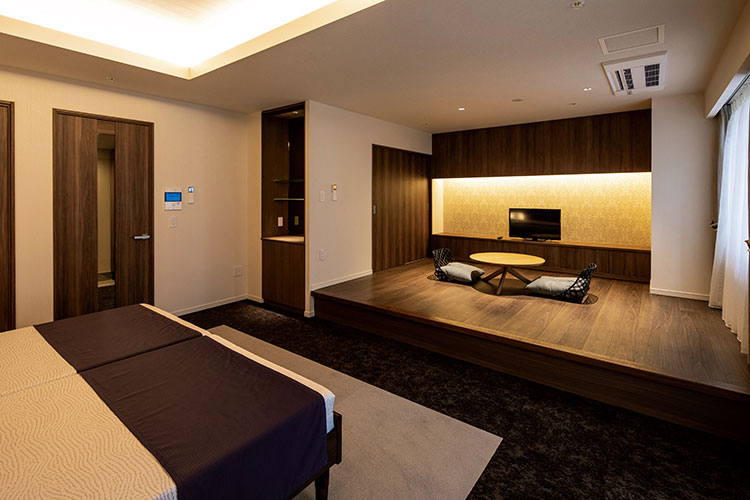 ３階のゲストルーム「KAEDE」。一段高い小上がりスペースで和室のようにリラックスできるのが特徴。