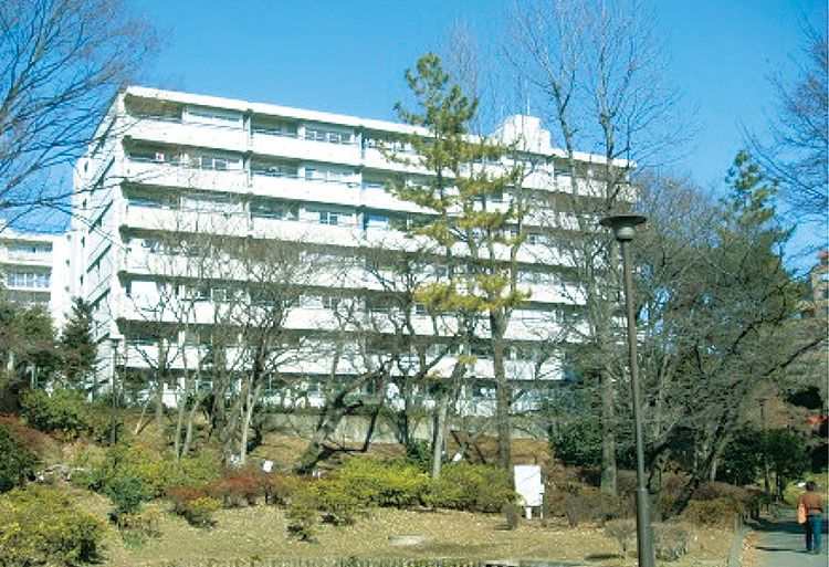 隣接国有地(国家公務員宿舎) ● 敷地面積/l,637㎡● 規模/RC造地上7階建、35戸● 竣工/1970年(2017年解体)