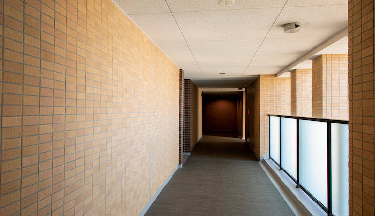 外廊下壁面も素材感のあるタイル張り。