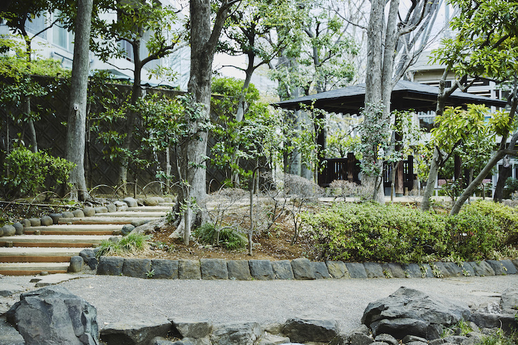 緩傾斜地を活かした高輪公園(物件より約30m)が目前。 古くからあるお寺が近接した趣のあるエリア。
