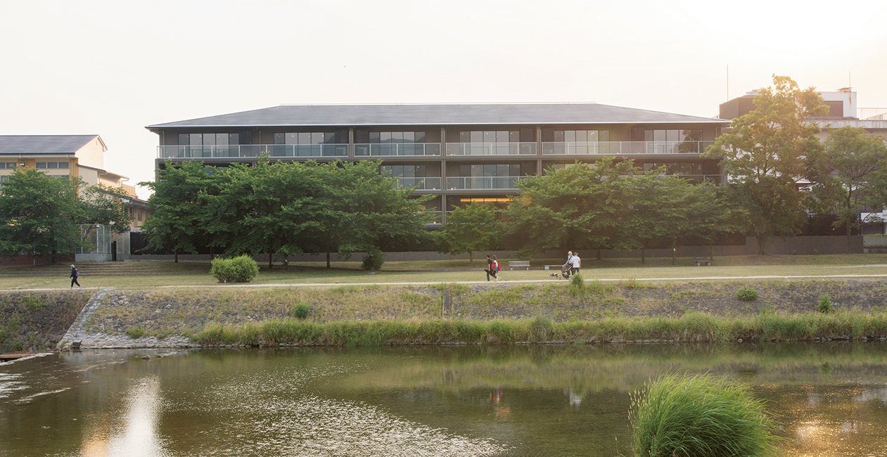 京都の街中を流れる鴨川を間近に感じる住まい。『ザ･パークハウス 京都鴨川御所東』では、誰もが憧れる風景を日常で愛でる贅沢が待っている。