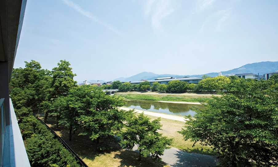 鴨川沿いは桜の名所で、バルコニーの眼下にも並木が続く。