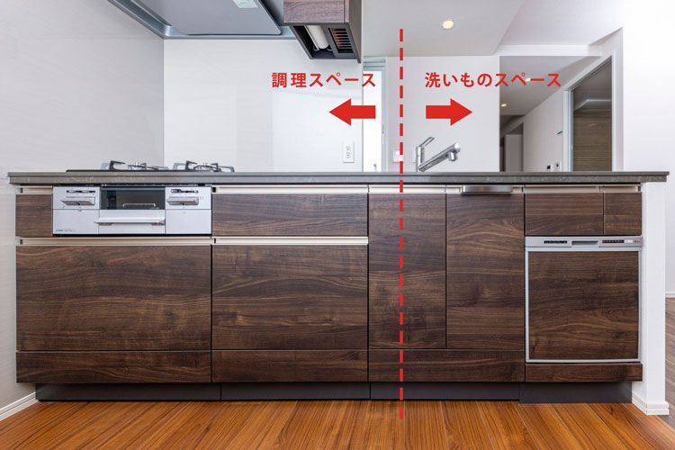 大きな引き出し収納と水回りの位置に工夫が見られるシステムキッチン。