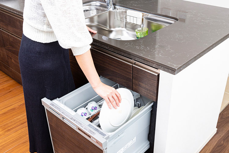 食洗機の位置がシンクの下に一部重なっているので、食器も入れやすい。後片付けの一連の動作がスムーズ。