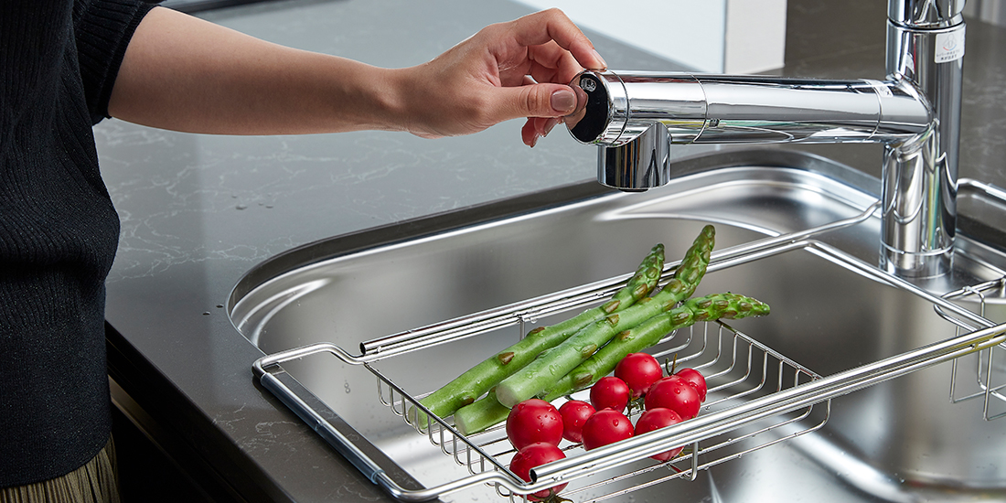 野菜をトレイに置いて、蛇口下まで動かせば、そのまま洗浄と水切りが同時にできてしまう。