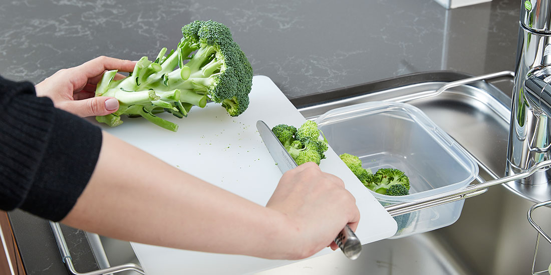 切った野菜は奥の保存容器に入れればOK。まな板を動かすことなく、動作もスムーズです。