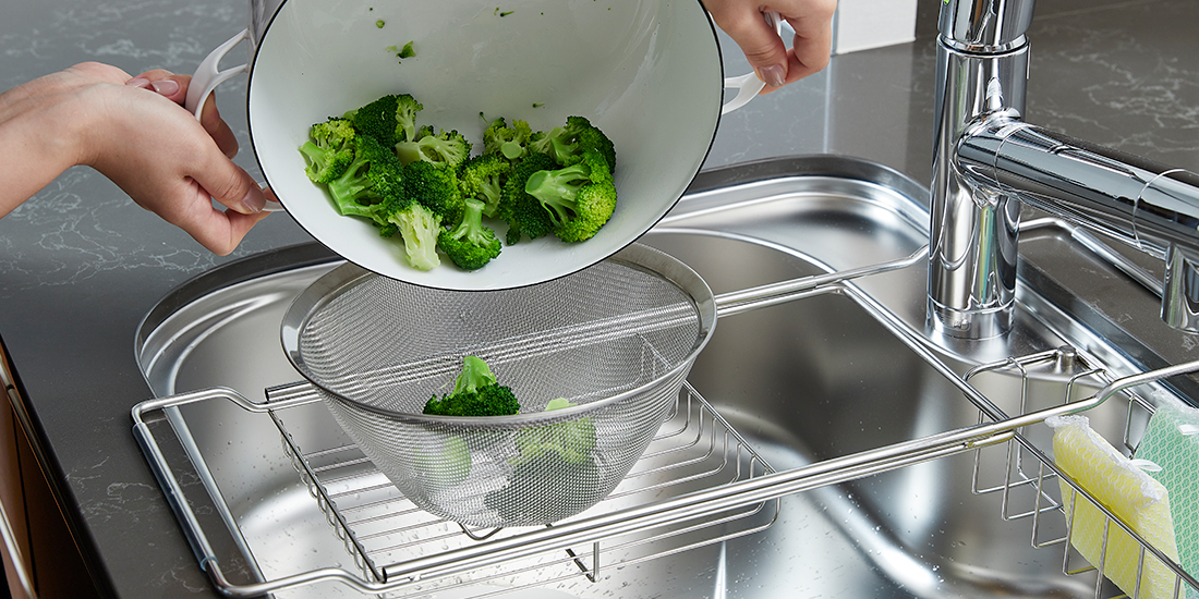 野菜の茹でこぼしは、トレイを排水口側に移動させてからザルを置くと、水跳ねも気になりません。