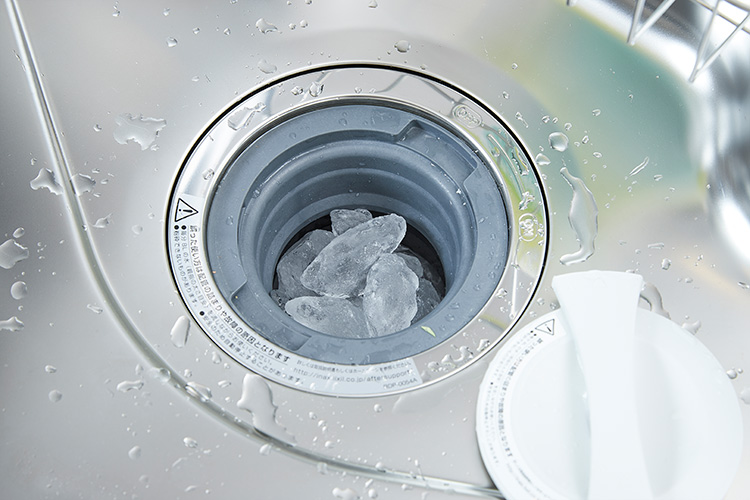 ディスポーザのお手入れは、なんと氷?!