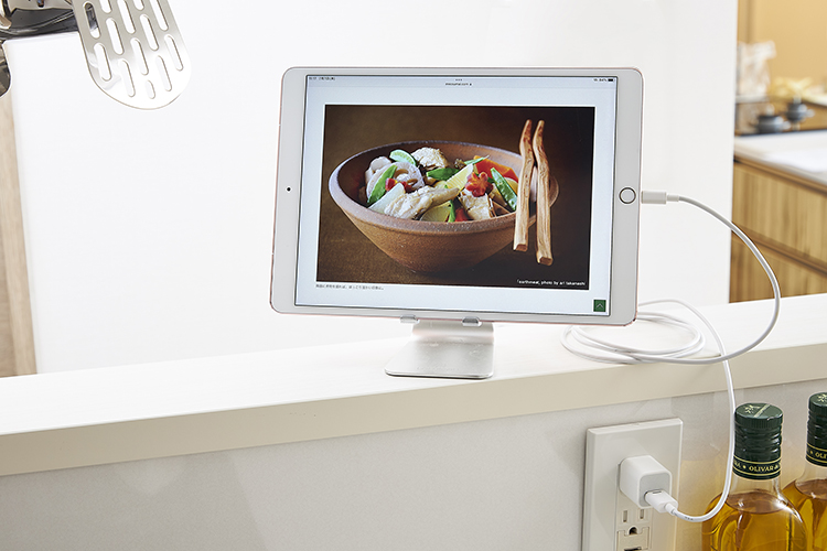 スマホやタブレットなど、動画で調理手順を見るときも、充電しながらできる