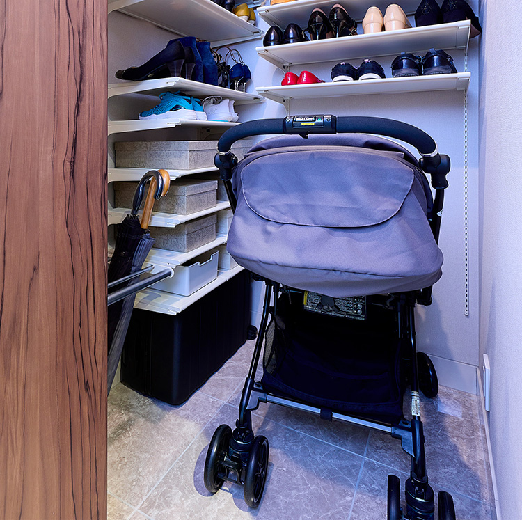 ベビーカーは玄関からクローゼットへ、ストレスなく出し入れができます