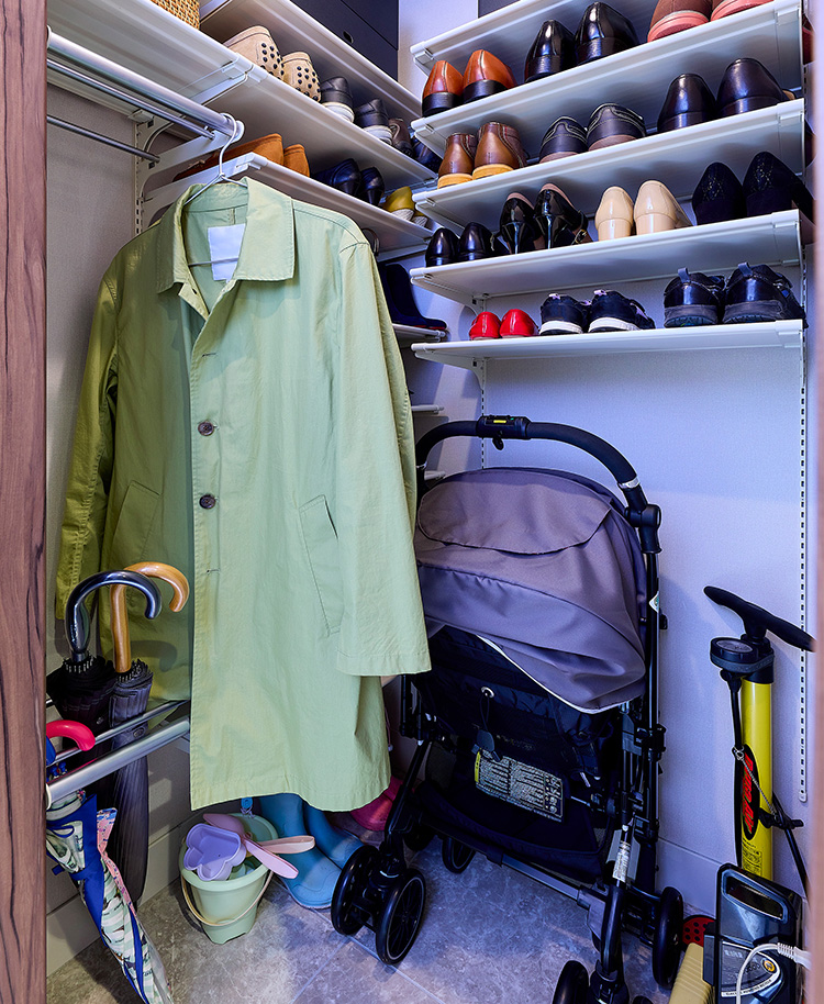 ハンガーパイプや棚は、掛ける物や置く物の長さや大きさによって、自在に設置場所を変更可能