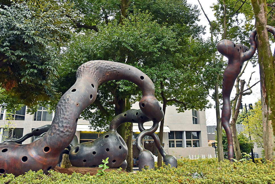 「埼玉県立近代美術館のある北浦和公園内の彫刻広場には立体作品が点在」