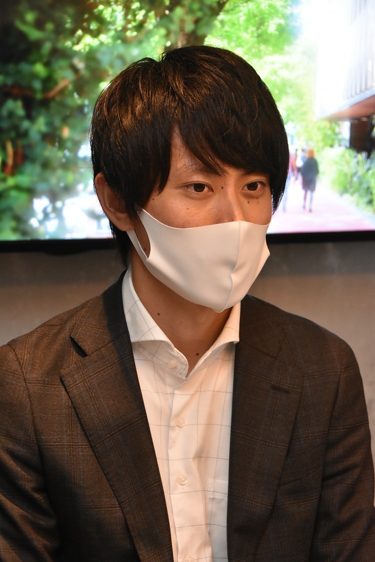 販売担当の菅井佑大さん。2020年8月下旬に実施した取材中はマスクを着用。