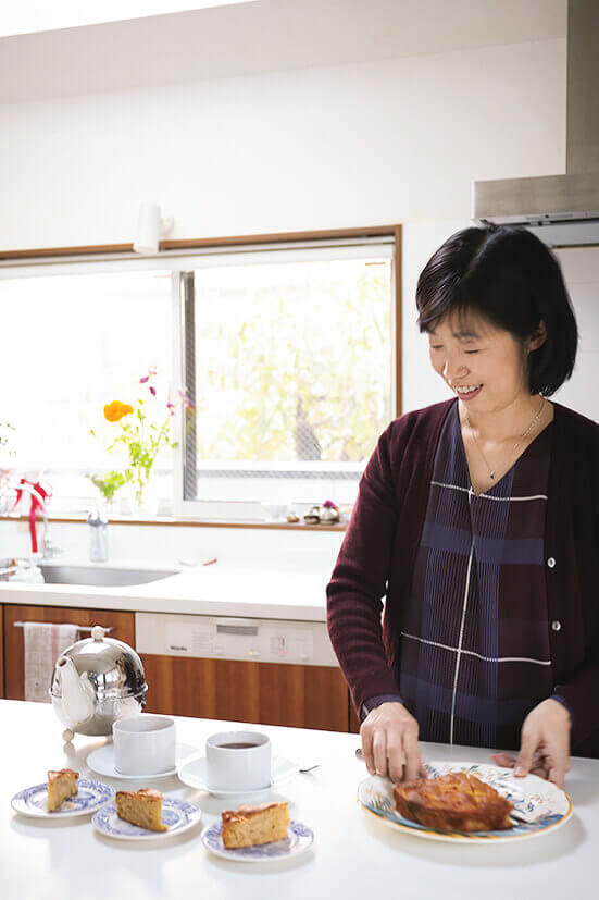 デザートのケーキとお茶を用意するペレ信子さん。ペレさんのおもてなしの献立は前菜、メイン、デザートの３品が基本。