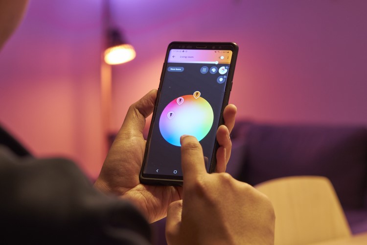 「Philips Hue」のスマート照明を利用しているドイツのお宅より。パーティーなど特別な日には、調色機能を使ってあかりを演出し楽しんでいる。