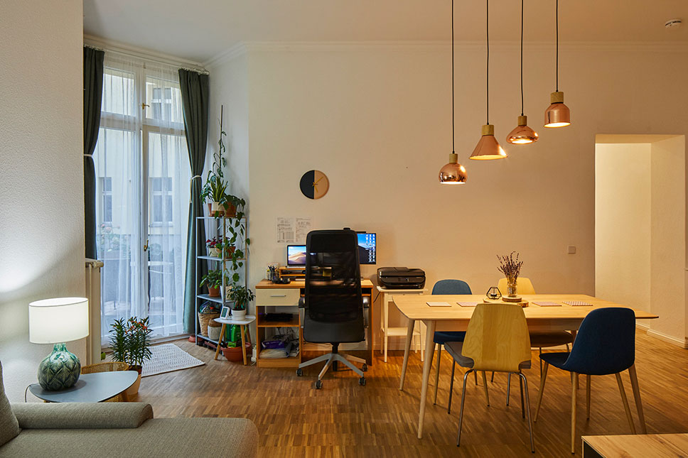 観葉植物とグリーンのインテリアで彩る、ドイツのおしゃれな住まい。                           〜照明デザイナー夫妻のインテリアコーディネート術〜