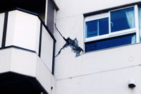 地震特有のせん断破壊によって外壁にひびが入ったマンション。