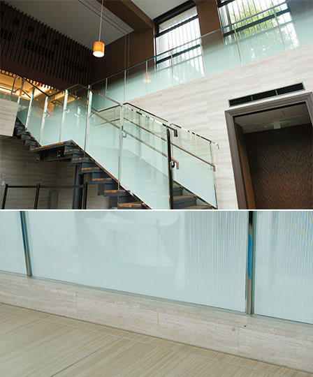 共用廊下や階段のガラス手摺りは、フィルムを挟んだ合わせガラスを採用しています。万が一割れてしまったときもガラス片が飛び散らないので安全です。また、足元に立ち上がりを用意することで歩行者の足が当たっても損傷しないよう工夫しています。