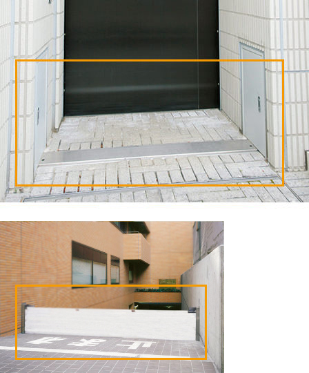自転車駐輪場の入口ドアに設置された防潮板設置箇所。万が一、道路が冠水し、敷地内に流入する恐れがある場合に、防潮板を取り付け対応します。※下部の写真は、防潮板設置例（参考写真）。