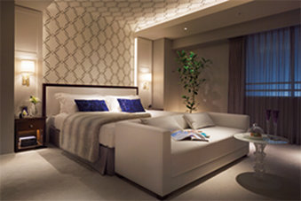 (5)ベッドサイドにソファをおけるほどベッドの周囲の通路を確保した洋室
