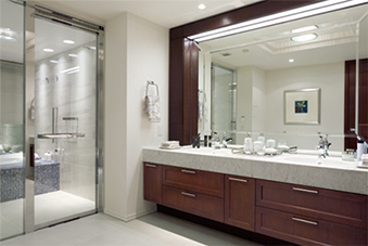 (6)ゆとりある広さの2ボウル洗面室。トイレも同様に広々とした設計