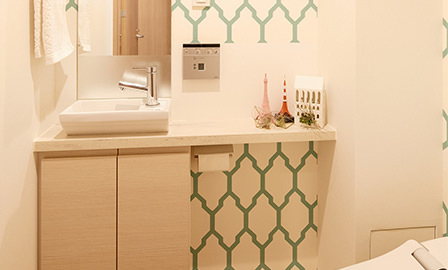 トイレにはキッチンの壁紙の色違いを採用。楽しい雰囲気。