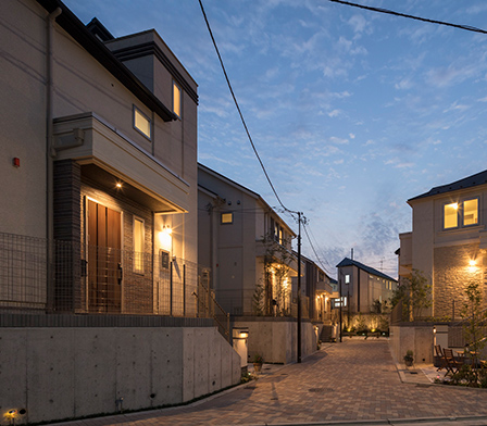 十数棟の家が建ち並ぶ街区の角地にある長谷川さんのお住まい。