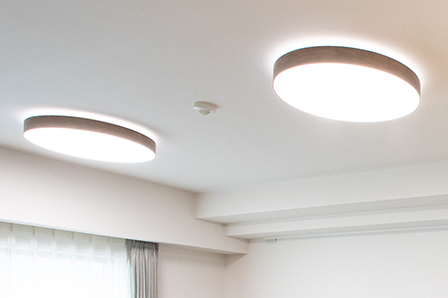 リビングのシーリングライトは天井面に光が当たるタイプで、尾崎さんのお気に入り。