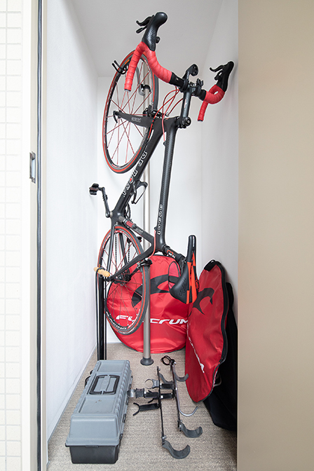 トランクルームを自転車置き場として利用。「物件探しの際に自転車の置き場があるかどうか、自転車好きには重要な問題。「ここなら盗難の心配もなく安心です！」とご主人。