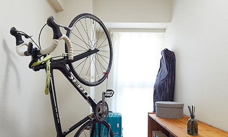 自転車やスノーボードを置いて、趣味の部屋として利用している洋室。